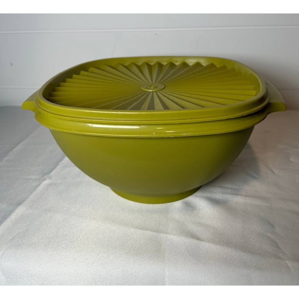 Vintage Tupperware Avocado Green Servalier Bowl with Sunburst Lid 858-3 USA